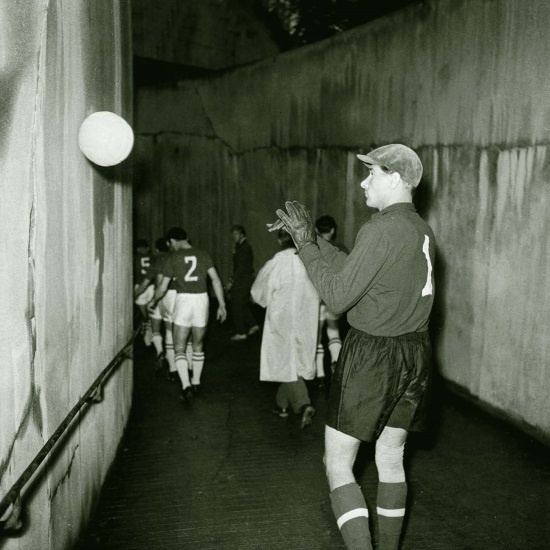 Иллюстрация к книге — Лев Яшин. Легендарный вратарь [i_011.jpg]