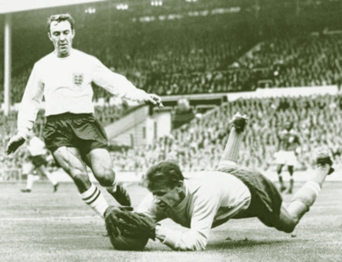 Иллюстрация к книге — Лев Яшин. Легендарный вратарь [i_023.jpg]