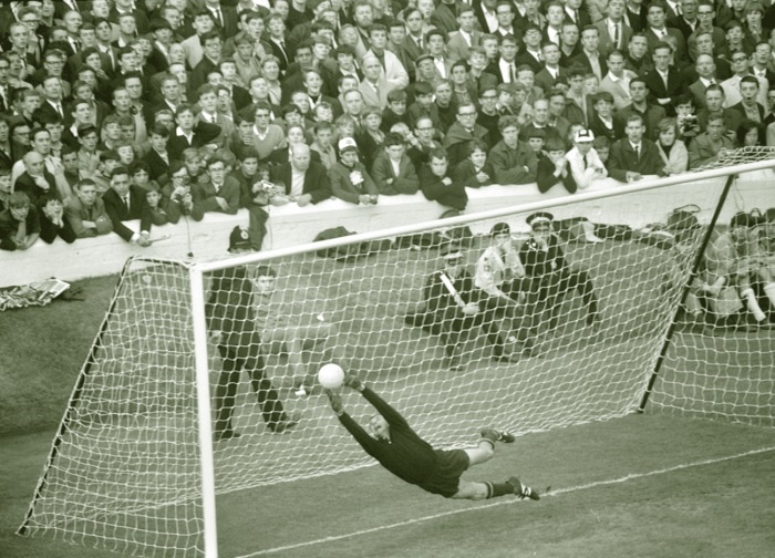 Иллюстрация к книге — Лев Яшин. Легендарный вратарь [i_024.jpg]