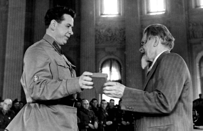 Иллюстрация к книге — Сергей Круглов. Два десятилетия в руководстве органов госбезопасности и внутренних дел СССР [i_023.jpg]