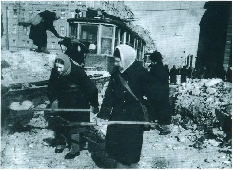 Иллюстрация к книге — Повседневная жизнь блокадного Ленинграда [i_017.jpg]