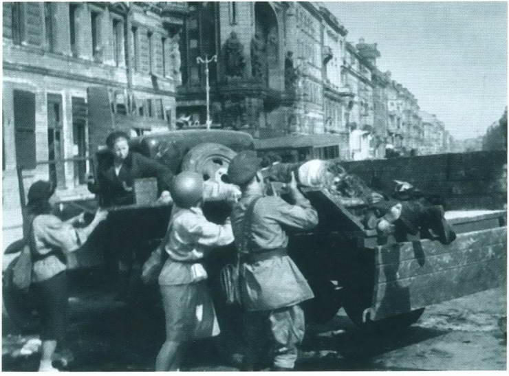 Иллюстрация к книге — Повседневная жизнь блокадного Ленинграда [i_037.jpg]