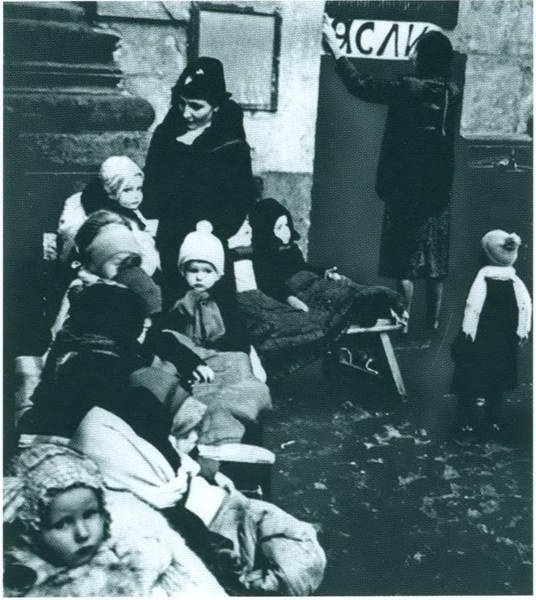 Иллюстрация к книге — Повседневная жизнь блокадного Ленинграда [i_042.jpg]