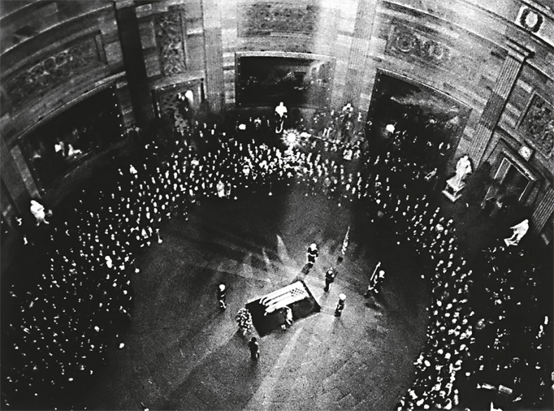 Иллюстрация к книге — Анатомия убийства. Гибель Джона Кеннеди. Тайны следствия [i_001.jpg]