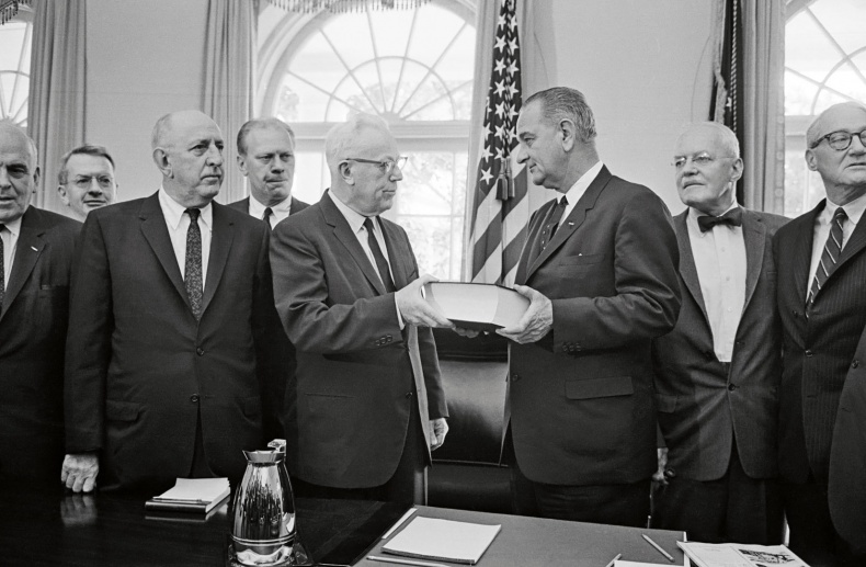 Иллюстрация к книге — Анатомия убийства. Гибель Джона Кеннеди. Тайны следствия [i_008.jpg]