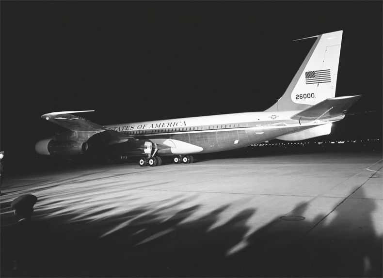 Иллюстрация к книге — Анатомия убийства. Гибель Джона Кеннеди. Тайны следствия [i_010.jpg]