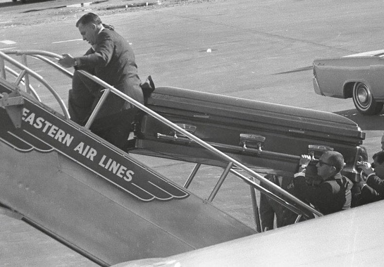 Иллюстрация к книге — Анатомия убийства. Гибель Джона Кеннеди. Тайны следствия [i_012.jpg]