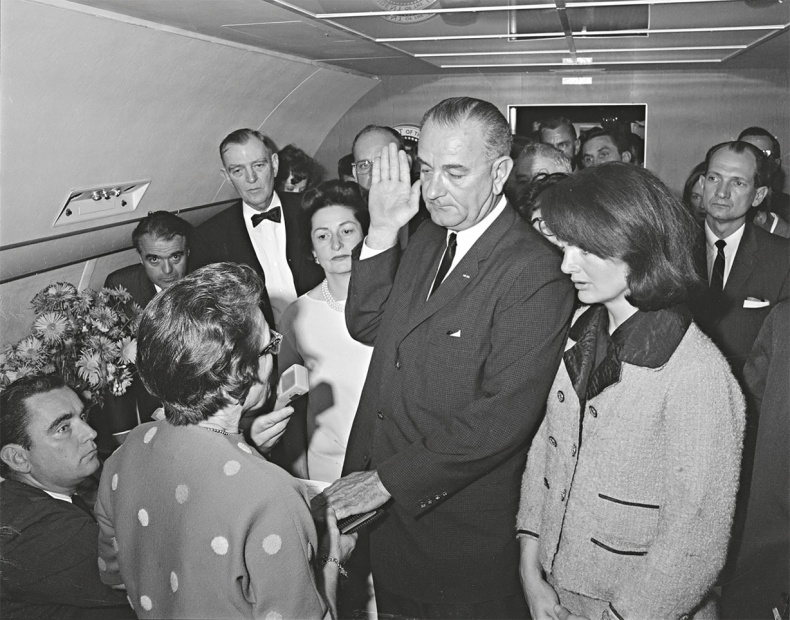 Иллюстрация к книге — Анатомия убийства. Гибель Джона Кеннеди. Тайны следствия [i_014.jpg]