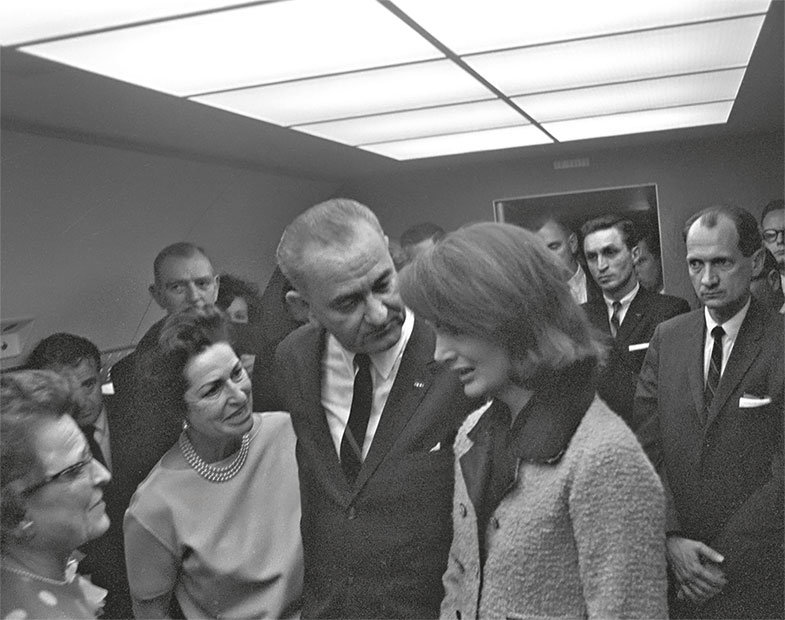 Иллюстрация к книге — Анатомия убийства. Гибель Джона Кеннеди. Тайны следствия [i_015.jpg]