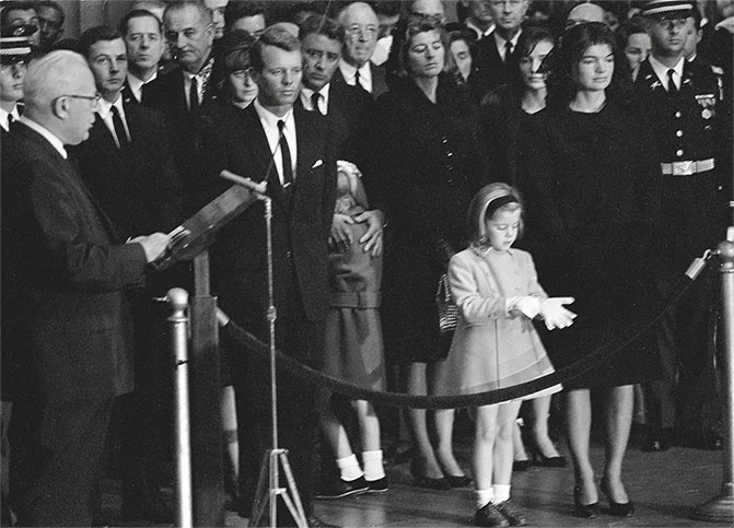 Иллюстрация к книге — Анатомия убийства. Гибель Джона Кеннеди. Тайны следствия [i_017.jpg]