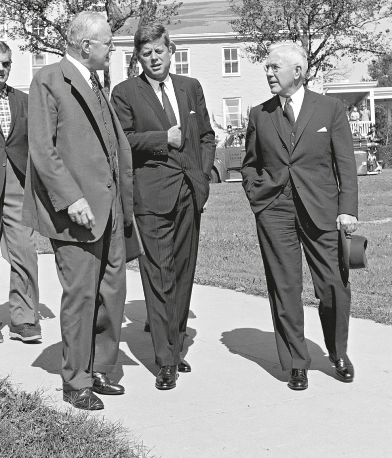 Иллюстрация к книге — Анатомия убийства. Гибель Джона Кеннеди. Тайны следствия [i_021.jpg]