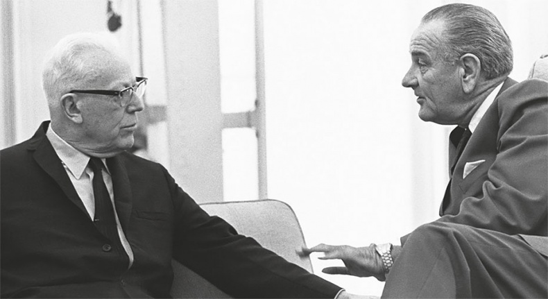 Иллюстрация к книге — Анатомия убийства. Гибель Джона Кеннеди. Тайны следствия [i_026.jpg]