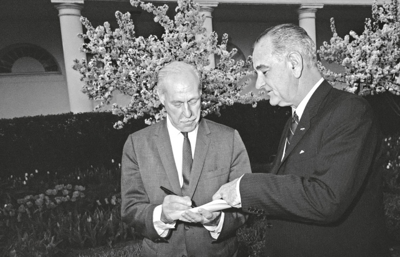 Иллюстрация к книге — Анатомия убийства. Гибель Джона Кеннеди. Тайны следствия [i_027.jpg]