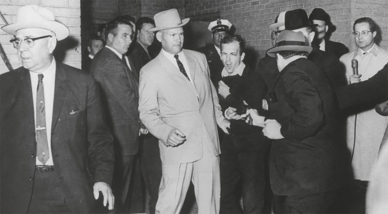 Иллюстрация к книге — Анатомия убийства. Гибель Джона Кеннеди. Тайны следствия [i_062.jpg]