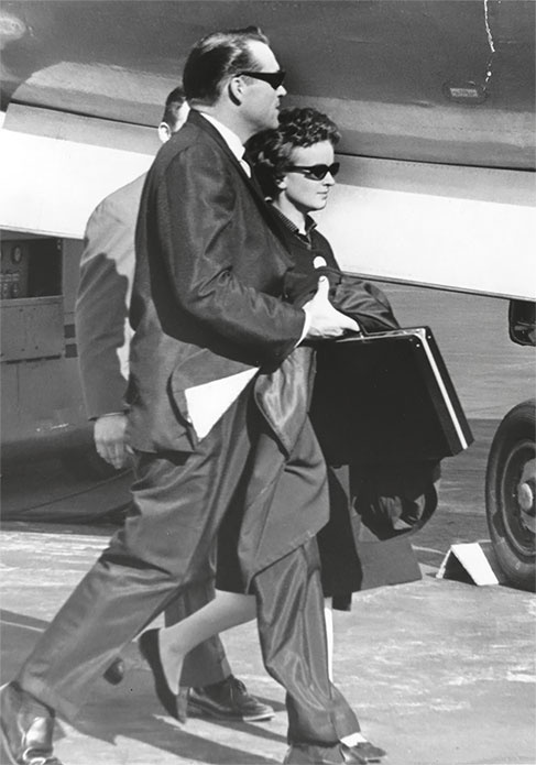 Иллюстрация к книге — Анатомия убийства. Гибель Джона Кеннеди. Тайны следствия [i_075.jpg]