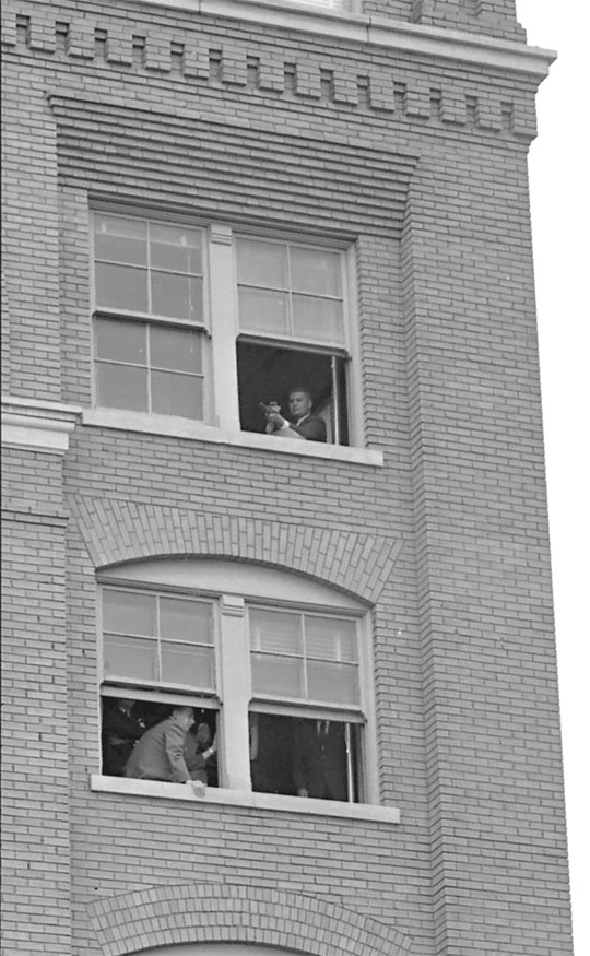 Иллюстрация к книге — Анатомия убийства. Гибель Джона Кеннеди. Тайны следствия [i_089.jpg]