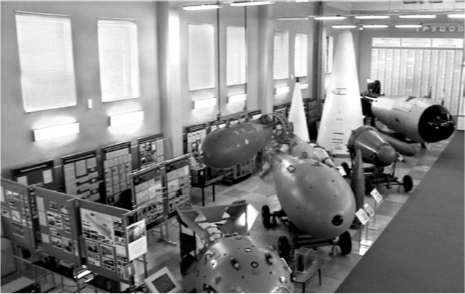 Иллюстрация к книге — Супербомба для супердержавы. Тайны создания термоядерного оружия [i_041.jpg]