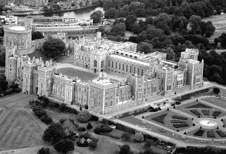 Иллюстрация к книге — Сокровища британской монархии. Скипетры, мечи и перстни в жизни английского двора [_12.jpg]