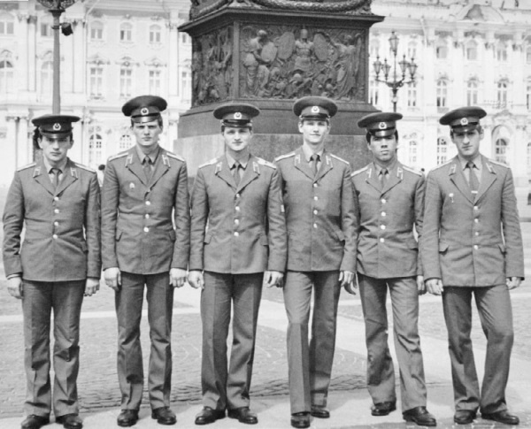 Иллюстрация к книге — Швабра, Ленин, АКМ. Правдивые истории из жизни военного училища [i_057.jpg]