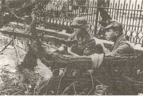 Иллюстрация к книге — "Штрафники" СС. Зондеркоманда "Дирлевангер" [i_069.jpg]