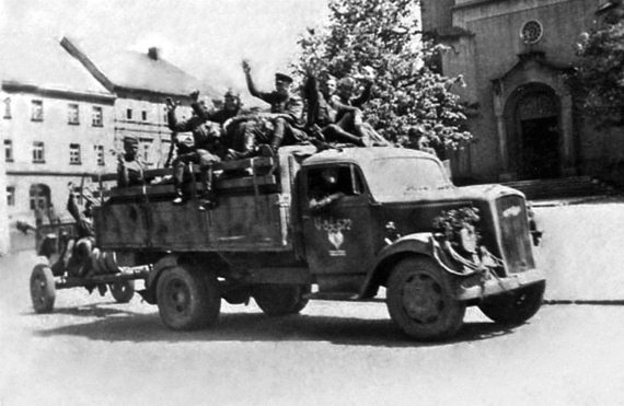 Иллюстрация к книге — Автонашествие на СССР. Трофейные и лендлизовские автомобили [i_012.jpg]