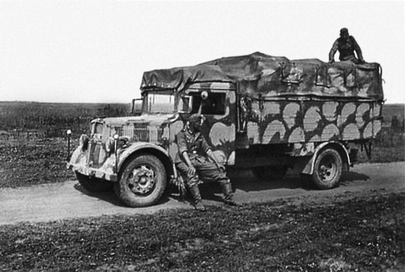 Иллюстрация к книге — Автонашествие на СССР. Трофейные и лендлизовские автомобили [i_035.jpg]