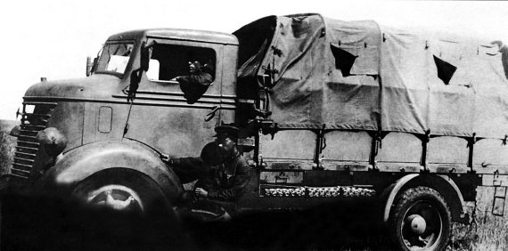 Иллюстрация к книге — Автонашествие на СССР. Трофейные и лендлизовские автомобили [i_120.jpg]