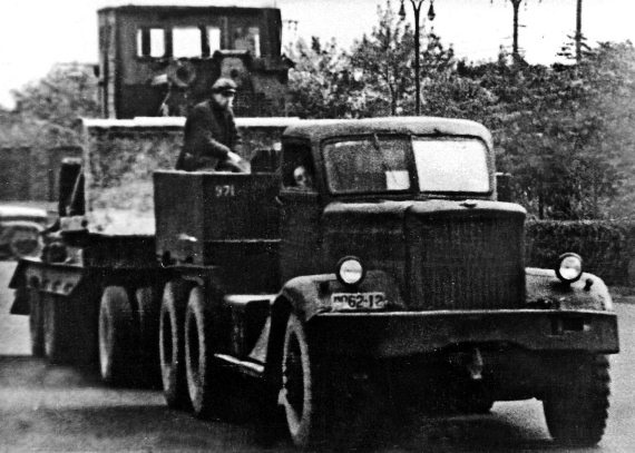 Иллюстрация к книге — Автонашествие на СССР. Трофейные и лендлизовские автомобили [i_195.jpg]