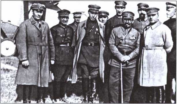 Иллюстрация к книге — Жизнь военный элиты. За фасадом благополучия. 1918-1953 гг. [i_013.jpg]