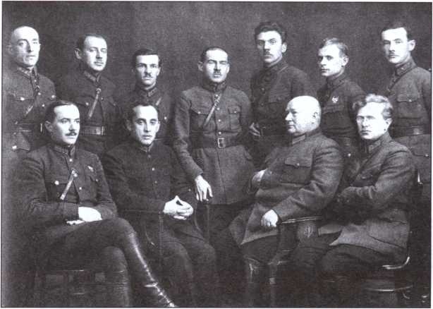 Иллюстрация к книге — Жизнь военный элиты. За фасадом благополучия. 1918-1953 гг. [i_020.jpg]