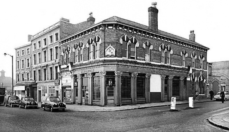 Иллюстрация к книге — «Острые козырьки»: как это было. Билли Кимбер, «Бирмингемская банда» и ипподромные войны 1920-х [i_001.jpg]