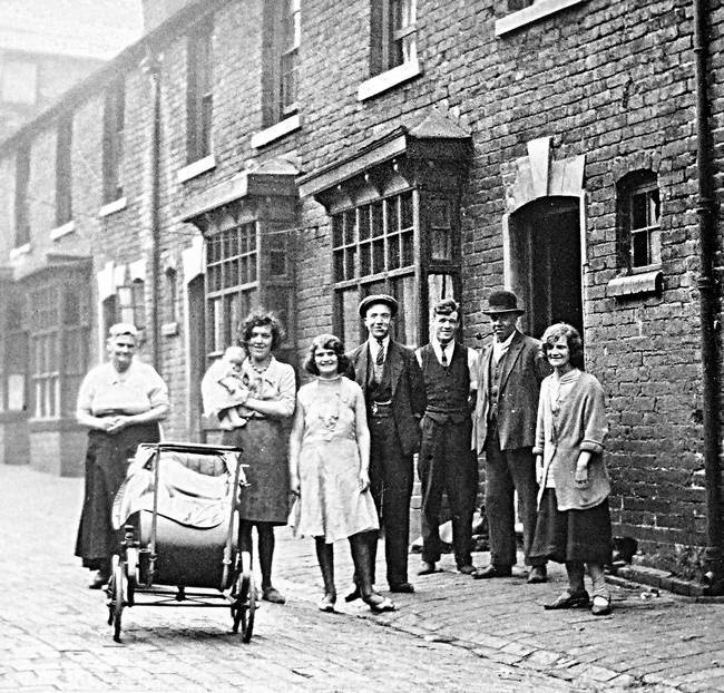 Иллюстрация к книге — «Острые козырьки»: как это было. Билли Кимбер, «Бирмингемская банда» и ипподромные войны 1920-х [i_022.jpg]