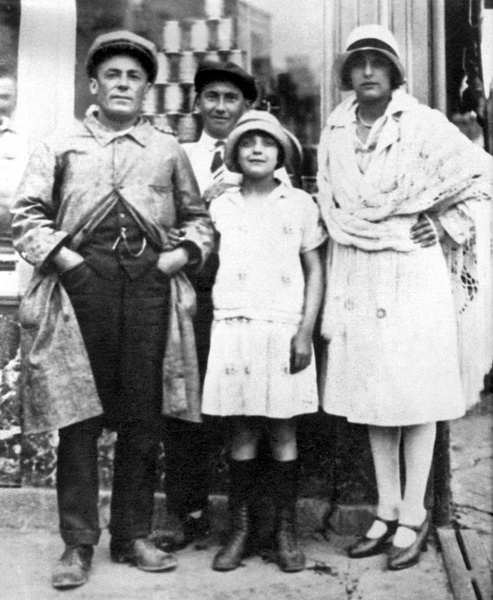 Иллюстрация к книге — Эдит Пиаф. Без любви мы - ничто [i_002.jpg]