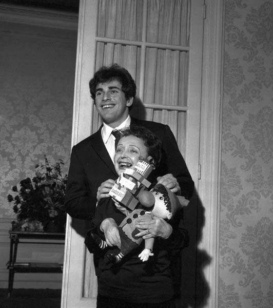 Иллюстрация к книге — Эдит Пиаф. Без любви мы - ничто [i_020.jpg]