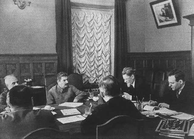 Иллюстрация к книге — Окружение Сталина [i_028.jpg]