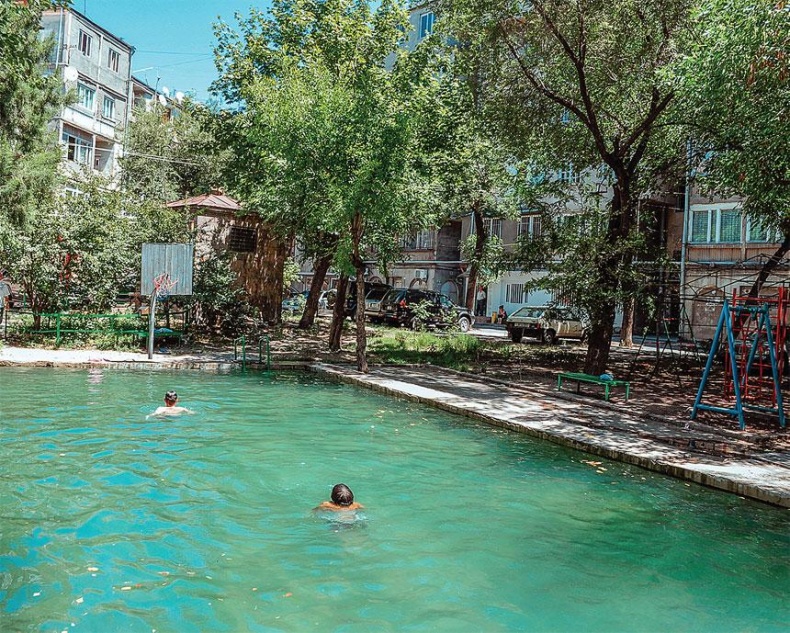 Иллюстрация к книге — Рома едет. Вокруг света без гроша в кармане [_25.jpg]