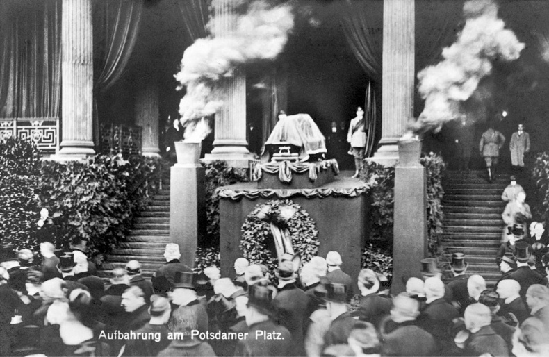 Иллюстрация к книге — Смерть в Берлине. От Веймарской республики до разделенной Германии [i_001.jpg]