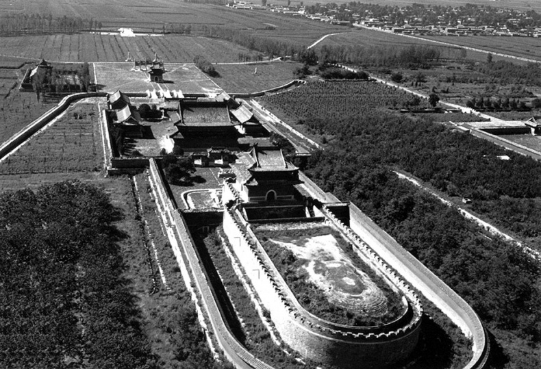 Иллюстрация к книге — Как было на самом деле. Последний путь святого семейства [i_008.jpg]