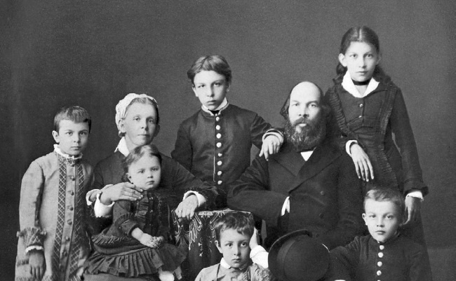 Иллюстрация к книге — Тайна личности Ленина. Спаситель народа или разрушитель империи? [i_005.jpg]