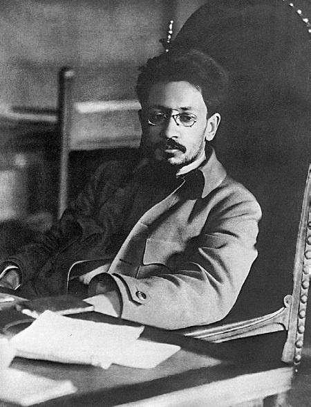 Иллюстрация к книге — Тайна личности Ленина. Спаситель народа или разрушитель империи? [i_040.jpg]