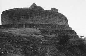 Иллюстрация к книге — Опрокинутый мир. Тайны прошлого – загадки грядущего. Что скрывают архивы Спецотдела НКВД, Аненербе и Верховного командования Вермахта [i_071.jpg]