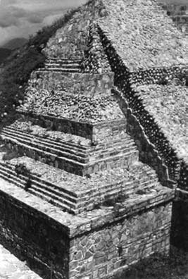 Иллюстрация к книге — Опрокинутый мир. Тайны прошлого – загадки грядущего. Что скрывают архивы Спецотдела НКВД, Аненербе и Верховного командования Вермахта [i_091.jpg]