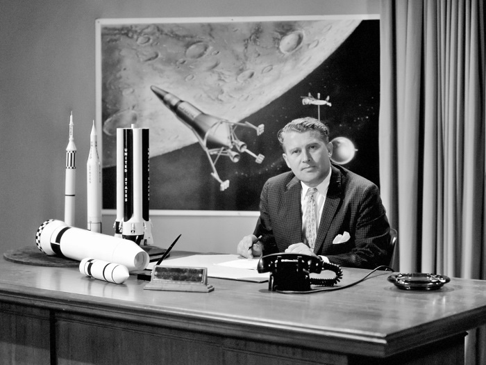 Иллюстрация к книге — Солнце, Луна, Марс [i_001.jpg]