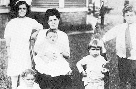 Иллюстрация к книге — Измышление одиночества [i_001.jpg]