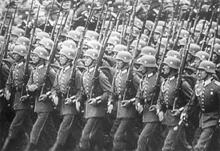 Иллюстрация к книге — Пропаганда войны в кинематографе Третьего Рейха [i_035.jpg]