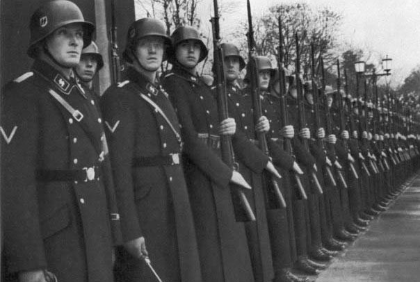 Иллюстрация к книге — Пропаганда войны в кинематографе Третьего Рейха [i_038.jpg]