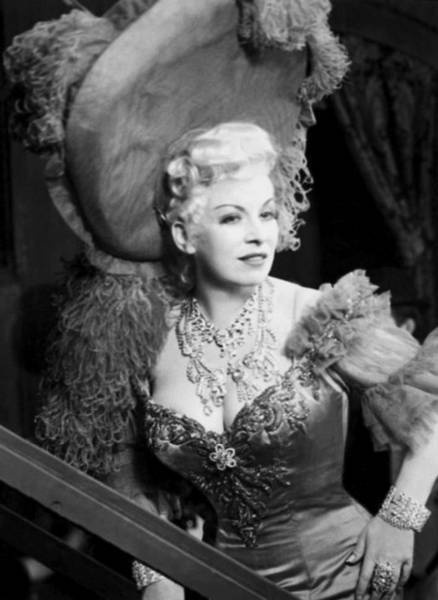 Иллюстрация к книге — Восхитительные женщины. Неподвластные времени [i_147.jpg]