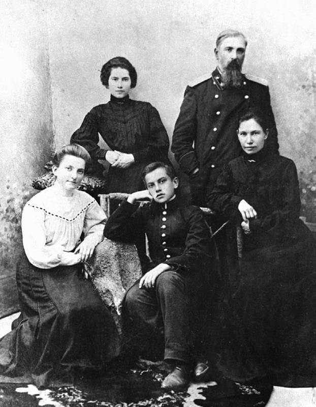 Иллюстрация к книге — Лиля Брик. Любимая женщина Владимира Маяковского [_011.jpg]