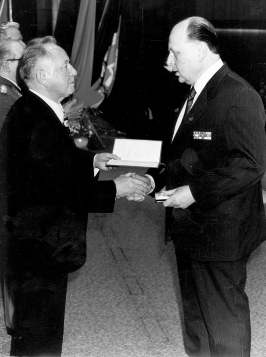 Иллюстрация к книге — Резидентура. Я служил вместе с Путиным [vkladka_0108_page_7_image_0001.jpg]