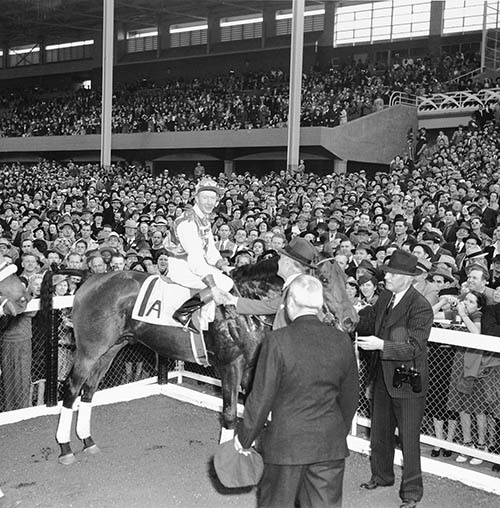 Иллюстрация к книге — Фаворит. Американская легенда [i_011.jpg]